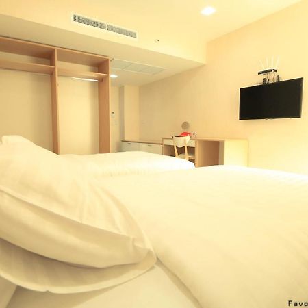 Favori Hostel Bangkok Surawong Екстериор снимка