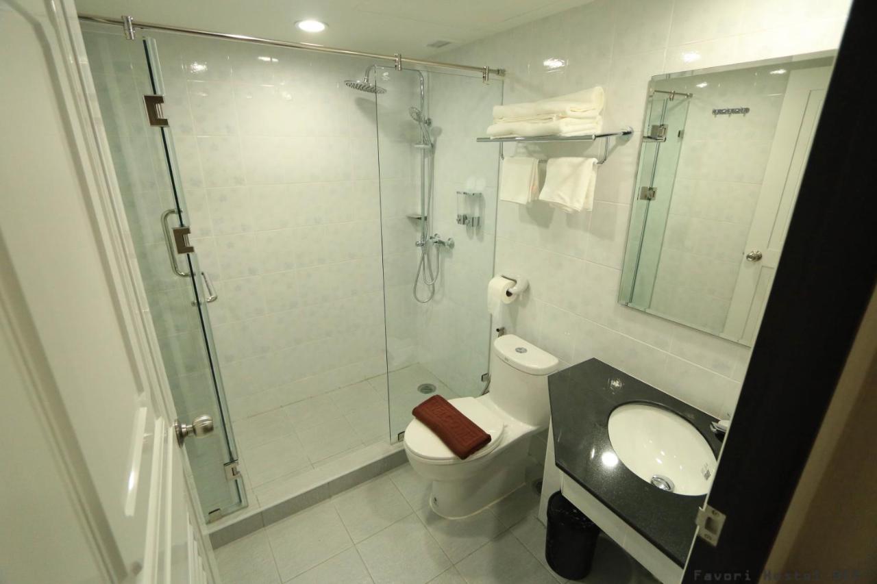 Favori Hostel Bangkok Surawong Екстериор снимка