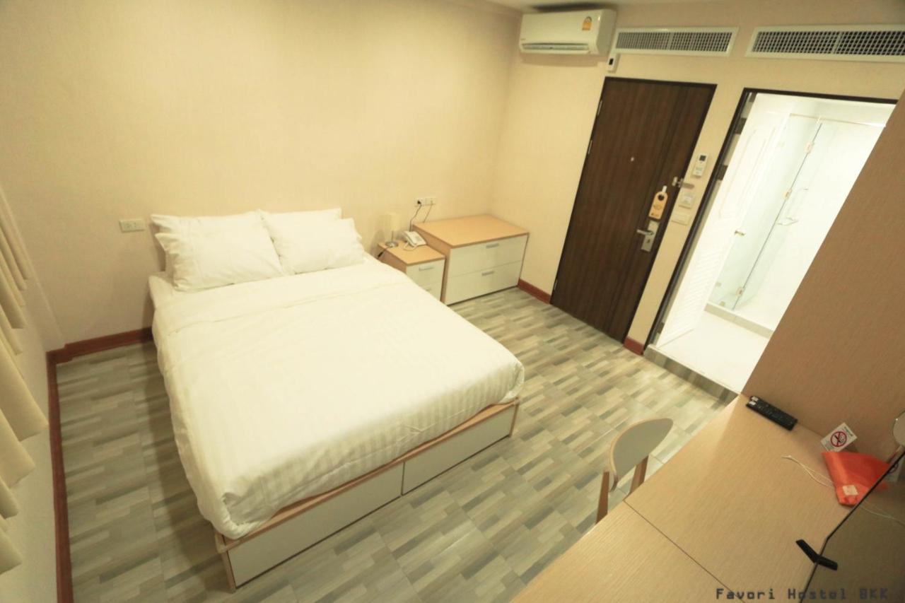 Favori Hostel Bangkok Surawong Екстериор снимка